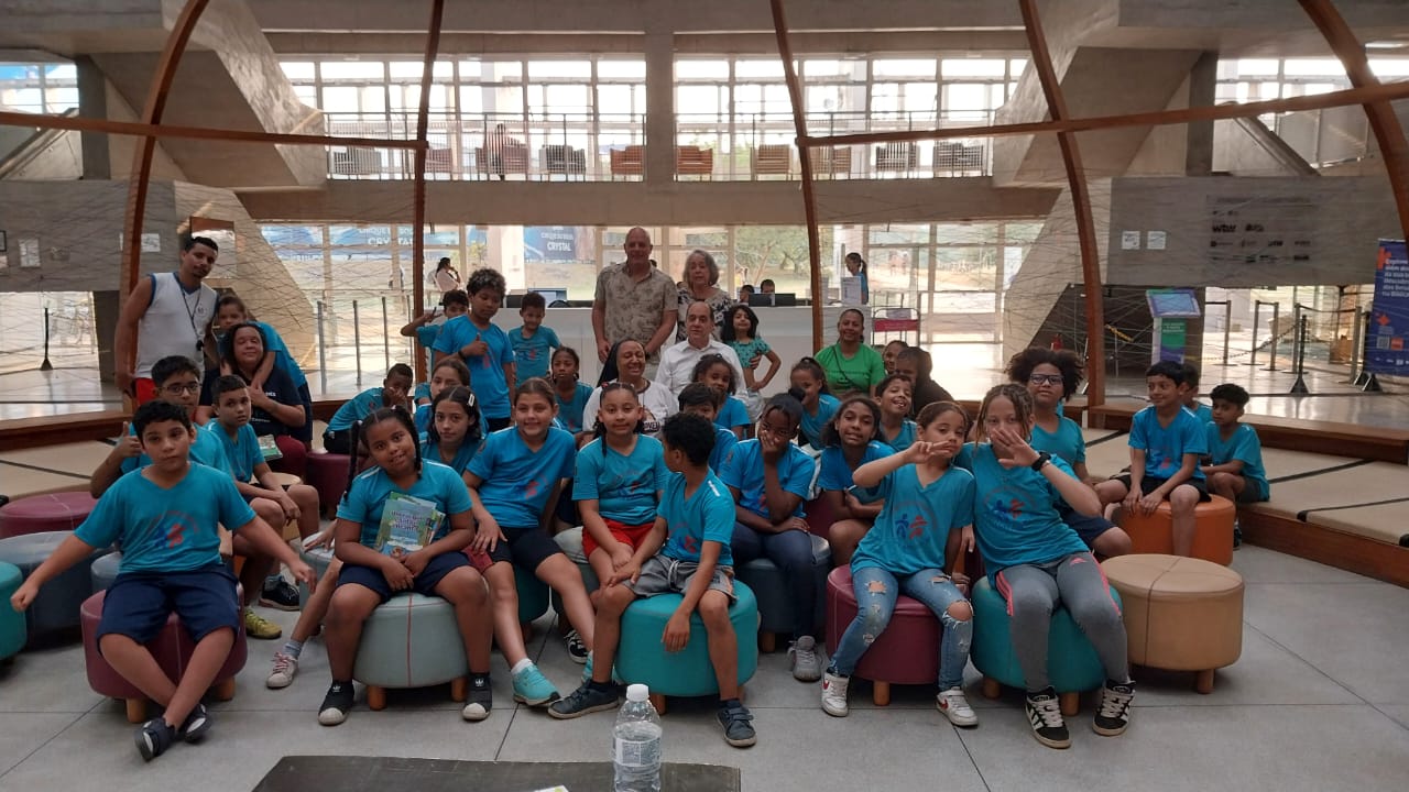 Contação de histórias da Turma do Planeta na Biblioteca Parque Villa-Lobos, em São Paulo, reúne crianças e professores de escolas locais